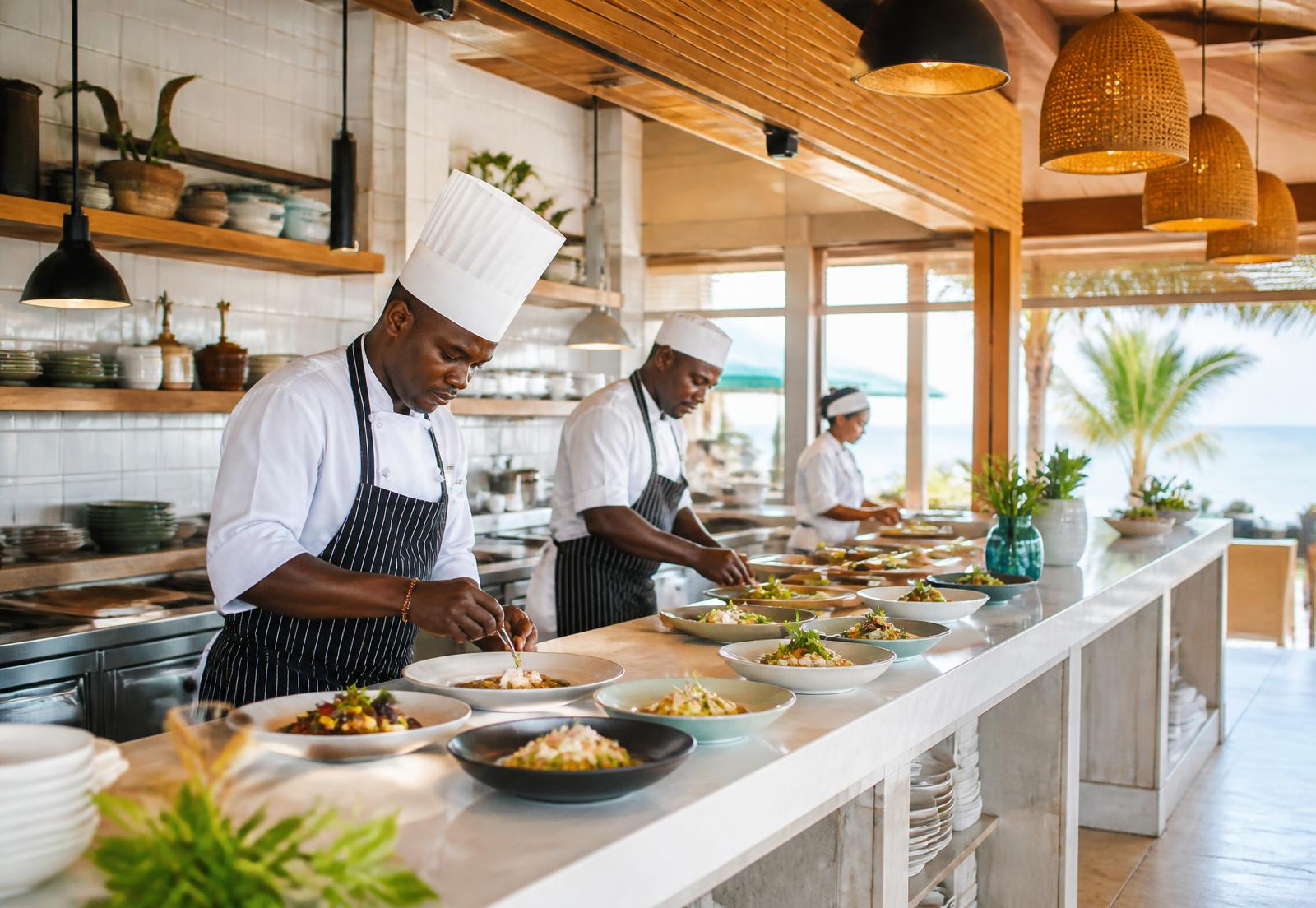 Koks werken rustig in een open keuken van een restaurant